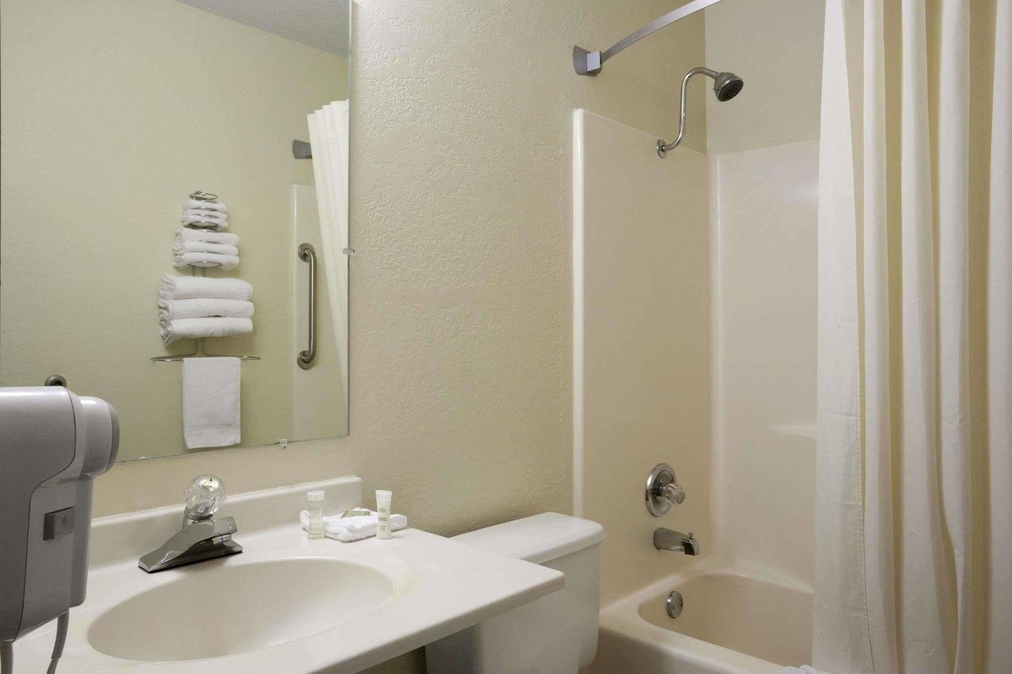 Super 8 By Wyndham Alexandria Mn Motel Luaran gambar